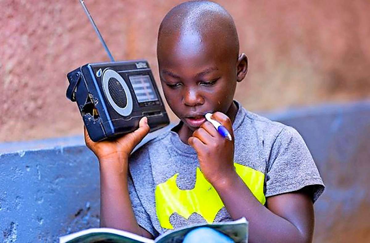 Für Igihozo Kevin aus Ruanda kommt der Unterricht aus dem Radio.