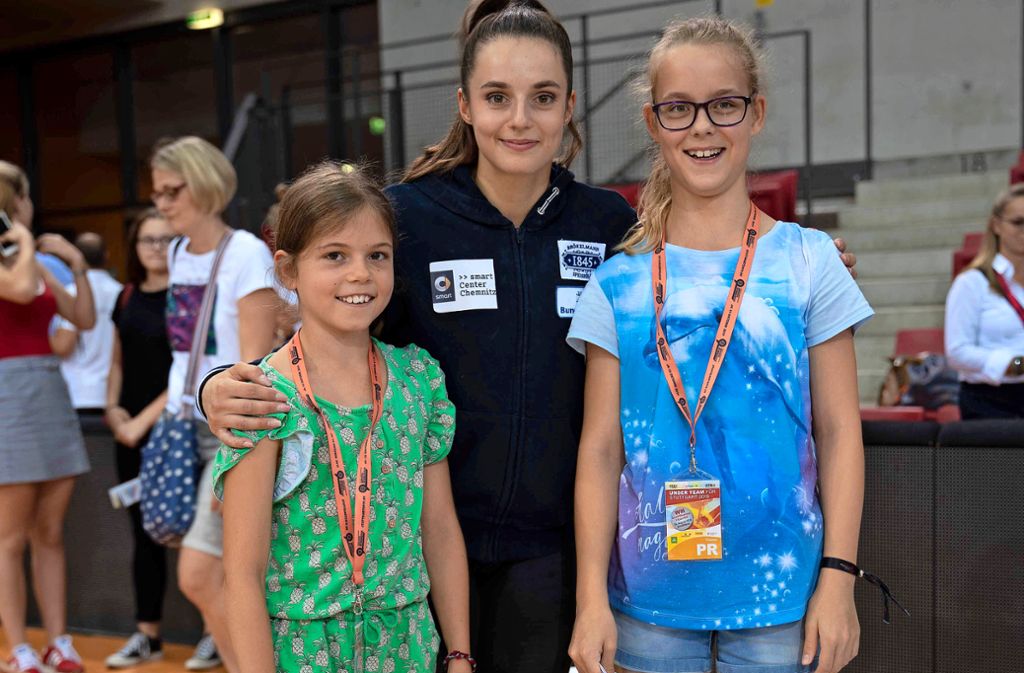 Unsere Kinderreporterinnen Mathilde (links) und Elisa mit Turnweltmeisterin Pauline Schäfer.
