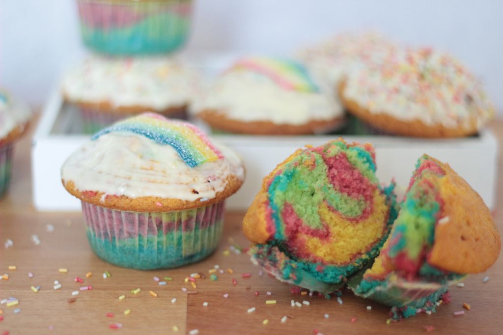 Backen: Rezept für Regenbogen-Muffins