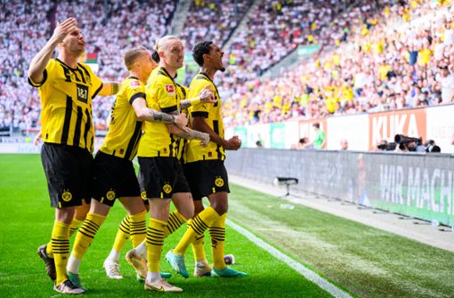 Die BVB Spieler jubelten nach ihrem zweiten Treffer gegen den FC Augsburg. Werden sie am Samstag Deutscher Meister? Foto: dpa/Tom Weller
