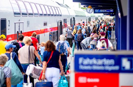 Viele Menschen nutzen das 9-Euro-Ticket zum Beispiel für einen Ausflug am Wochenende. Dadurch sind die Züge voll und verspäten sich häufiger. Foto: Hauke-Christian Dittrich/dpa